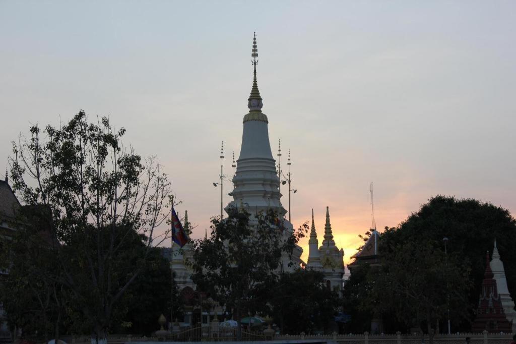 Jun Yue Hotel Phnom Penh Exterior foto